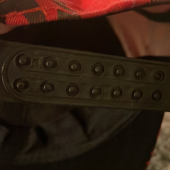 It’s a savage hat it has a drippy bear on it - Picture 2 of 4